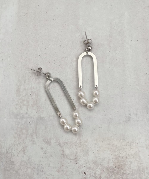 thank U more(サンキューモア)の「Uプレート × パール モチーフ ピアス 【両耳用】(ピアス(両耳用)・レディース・ゴールド/シルバー・FREE)」の9枚目の写真
