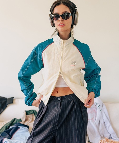 ALAND（エーランド）の「BITTER CELLS／スポーティーJK 2193589（ナイロンジャケット・レディース・ナチュラル/ブルー・SMALL/MEDIUM）」の4枚目の写真