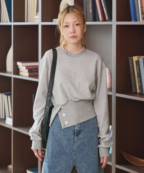 UNE MANSION(ユヌマンション)の「スリットボタンクロップドトレーナー(スウェット・レディース・ブラック/グレー/ピンク/ライトグレー・FREE)」の3枚目の写真