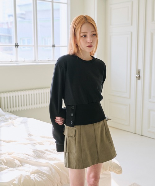 UNE MANSION(ユヌマンション)の「スリットボタンクロップドトレーナー(スウェット・レディース・ブラック/グレー/ピンク/ライトグレー・FREE)」の2枚目の写真