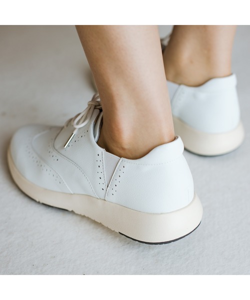 AcureZ（アキュアーズ）の「トラッドテイスト「母趾にやさしいスニーカー」（スニーカー・レディース・ホワイト/ブラック・22.5cm/23cm/23.5cm/24cm/24.5cm）」の11枚目の写真