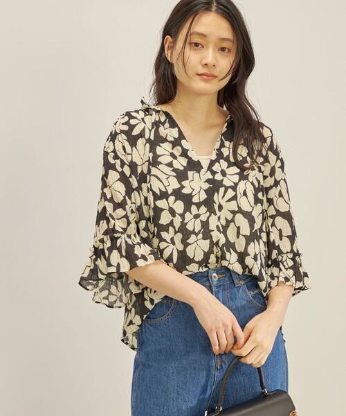 SHIPS（シップス）の「〈手洗い可能〉DEVEAUX シャーリング スキッパー ブラウス◇（シャツ/ブラウス・レディース・ブラック/ブルー・ONE SIZE）」の2枚目の写真