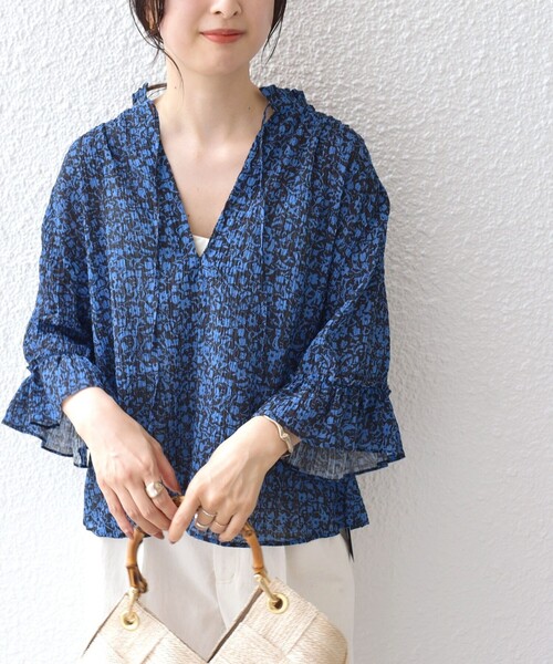 SHIPS（シップス）の「〈手洗い可能〉DEVEAUX シャーリング スキッパー ブラウス◇（シャツ/ブラウス・レディース・ブラック/ブルー・ONE SIZE）」の9枚目の写真