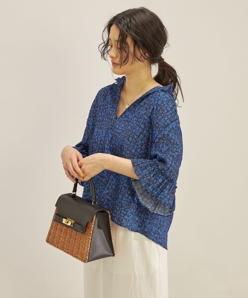 SHIPS（シップス）の「〈手洗い可能〉DEVEAUX シャーリング スキッパー ブラウス◇（シャツ/ブラウス・レディース・ブラック/ブルー・ONE SIZE）」の22枚目の写真