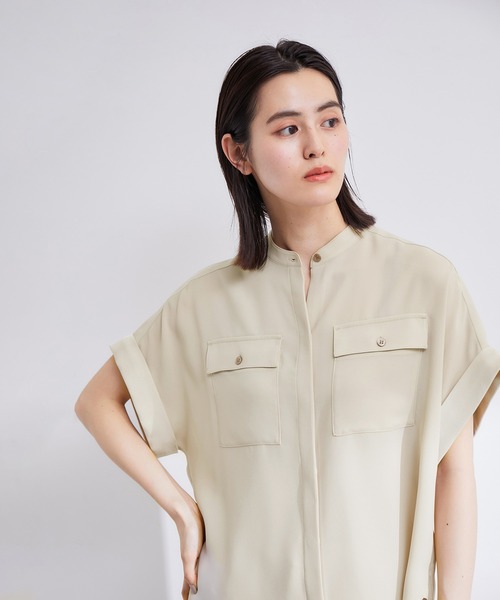 ROPE'（ロペ）の「【撥水加工】【洗える】とろみドライタッチバンドカラーフレンチスリーブブラウス/セットアップ対応（シャツ/ブラウス・レディース・ベージュ/ネイビー・38）」の6枚目の写真