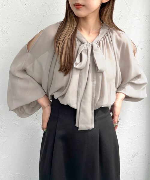 apres jour mignon(アプレジュールミニョン)の「ショルダーオープンシアーボウタイブラウス【ZOZOTOWN限定アイテム】(シャツ/ブラウス・レディース・アイボリー/グレイッシュベージュ/ブラック・フリー/X-LARGE)」の3枚目の写真