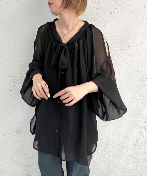 apres jour mignon(アプレジュールミニョン)の「ショルダーオープンシアーボウタイブラウス【ZOZOTOWN限定アイテム】(シャツ/ブラウス・レディース・アイボリー/グレイッシュベージュ/ブラック・フリー/X-LARGE)」の2枚目の写真
