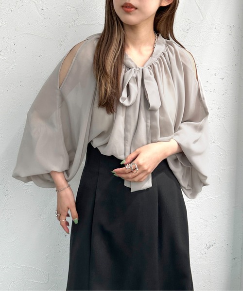 apres jour mignon(アプレジュールミニョン)の「ショルダーオープンシアーボウタイブラウス【ZOZOTOWN限定アイテム】(シャツ/ブラウス・レディース・アイボリー/グレイッシュベージュ/ブラック・フリー/X-LARGE)」の18枚目の写真