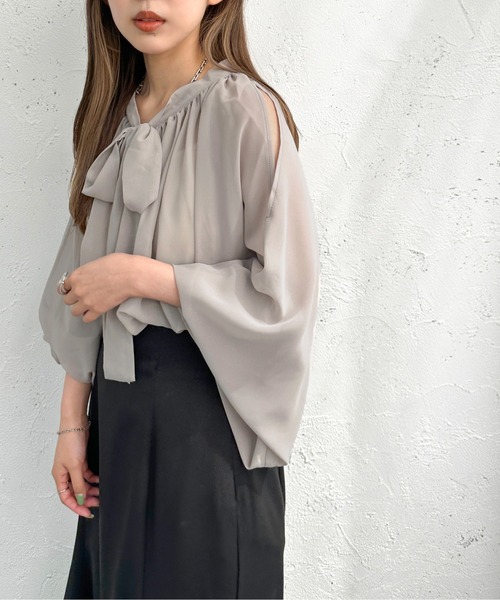 apres jour mignon(アプレジュールミニョン)の「ショルダーオープンシアーボウタイブラウス【ZOZOTOWN限定アイテム】(シャツ/ブラウス・レディース・アイボリー/グレイッシュベージュ/ブラック・フリー/X-LARGE)」の19枚目の写真