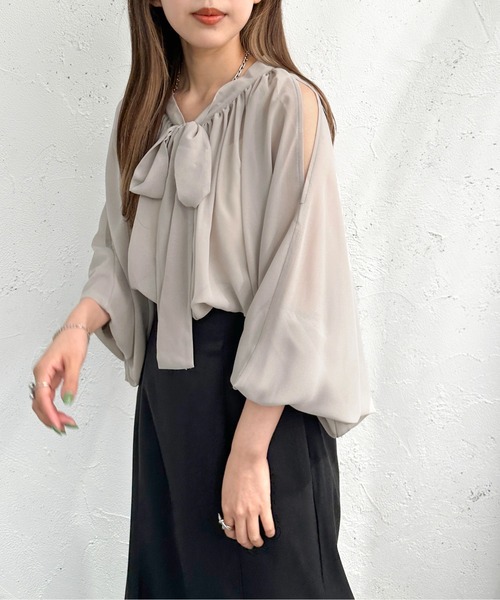 apres jour mignon(アプレジュールミニョン)の「ショルダーオープンシアーボウタイブラウス【ZOZOTOWN限定アイテム】(シャツ/ブラウス・レディース・アイボリー/グレイッシュベージュ/ブラック・フリー/X-LARGE)」の20枚目の写真