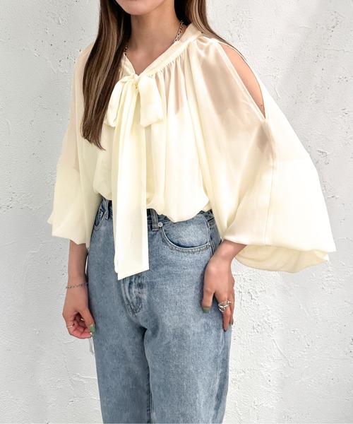 apres jour mignon(アプレジュールミニョン)の「ショルダーオープンシアーボウタイブラウス【ZOZOTOWN限定アイテム】(シャツ/ブラウス・レディース・アイボリー/グレイッシュベージュ/ブラック・フリー/X-LARGE)」の5枚目の写真