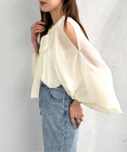 apres jour mignon(アプレジュールミニョン)の「ショルダーオープンシアーボウタイブラウス【ZOZOTOWN限定アイテム】(シャツ/ブラウス・レディース・アイボリー/グレイッシュベージュ/ブラック・フリー/X-LARGE)」の6枚目の写真