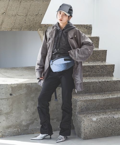 JEANASIS（ジーナシス）の「リフレクタージェットウエストBAG/996679（ボディバッグ/ウエストポーチ・レディース・グレー系その他/ホワイト系その他・FREE）」の4枚目の写真