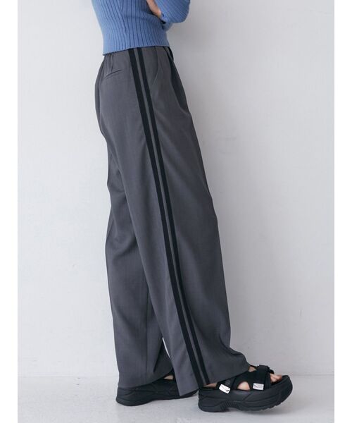 MURUA（ムルーア）の「サイドラインタックパンツ（その他パンツ・レディース・アイボリー/モカ/グレー・1/2）」の2枚目の写真