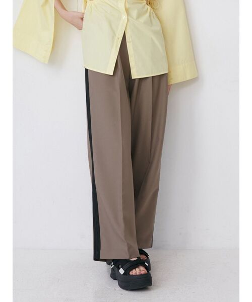 MURUA（ムルーア）の「サイドラインタックパンツ（その他パンツ・レディース・アイボリー/モカ/グレー・1/2）」の3枚目の写真
