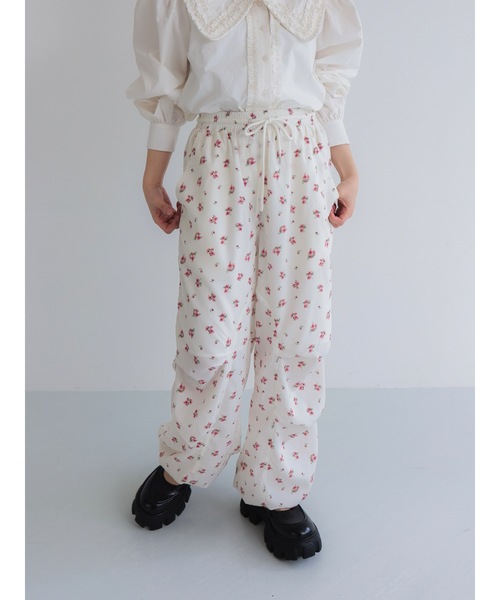 JUMELLE(ジュメロ)の「flower cargo pants(カーゴパンツ・レディース・ホワイト・MEDIUM/SMALL)」の2枚目の写真
