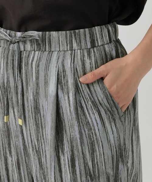 Elura(エルーラ)の「ラク艶柄ワイドパンツ(その他パンツ・レディース・ブラック/ライトイエロー/グレー・LARGE/MEDIUM)」の19枚目の写真