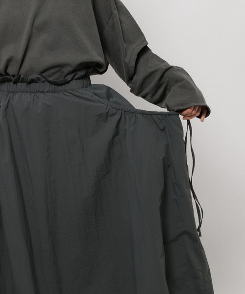 niko and...（ニコアンド）の「ポケットギャザースカート（スカート・レディース・グレー/アイボリー/チャコール・LARGE/MEDIUM）」の4枚目の写真