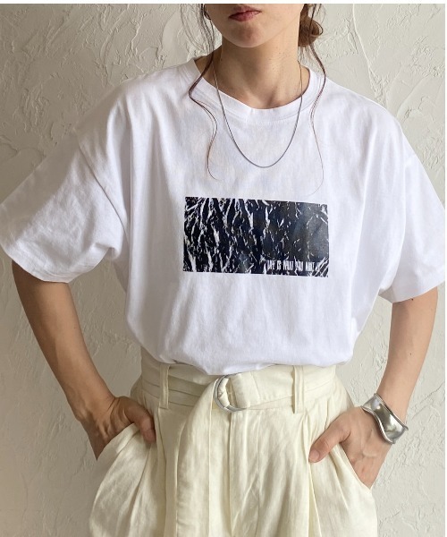 She's Closet（シーズクローゼット）の「オーバーサイズヴィンテージロゴ半袖メタリック箔プリントTシャツ（Tシャツ/カットソー・レディース・ブラック×シルバー/ブラック×ゴールド/ホワイト×シルバー/ホワイト×ゴールド/ホワイト×ブラック/ピンク/ホワイト系その他/グレー系その他/ホワイト系その他2/ホワイト系その他3/グレー系その他2/グレー系その他3・FREE）」の2枚目の写真