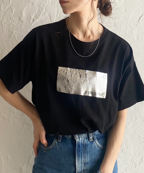 She's Closet（シーズクローゼット）の「オーバーサイズヴィンテージロゴ半袖メタリック箔プリントTシャツ（Tシャツ/カットソー・レディース・ブラック×シルバー/ブラック×ゴールド/ホワイト×シルバー/ホワイト×ゴールド/ホワイト×ブラック/ピンク/ホワイト系その他/グレー系その他/ホワイト系その他2/ホワイト系その他3/グレー系その他2/グレー系その他3・FREE）」の8枚目の写真
