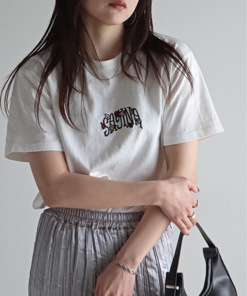 COURO（コウロ）の「アソート刺繍Tシャツ（Tシャツ/カットソー・レディース・ホワイト/ブラック/オートミール/チャコール/ホワイト系/ホワイト系1/ホワイト系2/ブラック系/ブラック系1/ライトグレー系/ライトグレー系1/ライトグレー系2・M/L）」の3枚目の写真