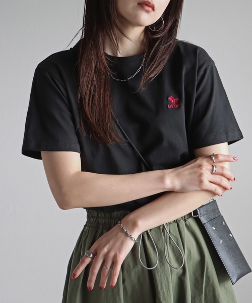 COURO（コウロ）の「アソート刺繍Tシャツ（Tシャツ/カットソー・レディース・ホワイト/ブラック/オートミール/チャコール/ホワイト系/ホワイト系1/ホワイト系2/ブラック系/ブラック系1/ライトグレー系/ライトグレー系1/ライトグレー系2・M/L）」の7枚目の写真