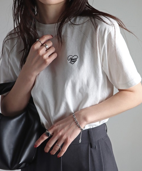 COURO（コウロ）の「アソート刺繍Tシャツ（Tシャツ/カットソー・レディース・ホワイト/ブラック/オートミール/チャコール/ホワイト系/ホワイト系1/ホワイト系2/ブラック系/ブラック系1/ライトグレー系/ライトグレー系1/ライトグレー系2・M/L）」の2枚目の写真