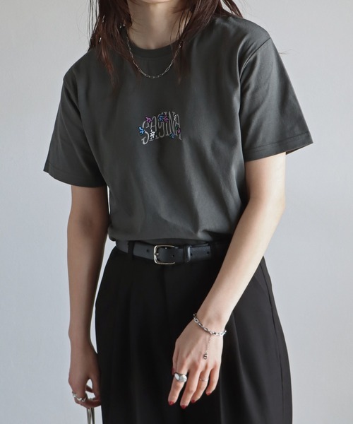 COURO（コウロ）の「アソート刺繍Tシャツ（Tシャツ/カットソー・レディース・ホワイト/ブラック/オートミール/チャコール/ホワイト系/ホワイト系1/ホワイト系2/ブラック系/ブラック系1/ライトグレー系/ライトグレー系1/ライトグレー系2・M/L）」の8枚目の写真