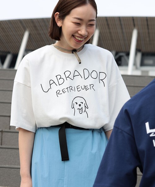 Labrador Retriever(ラブラドールリトリーバー)の「BEAMS HEART / Labrador Retriever 手書きドッグ Tシャツ(Tシャツ/カットソー・レディース・チャコールグレー/オフホワイト・FREE)」の1枚目の写真