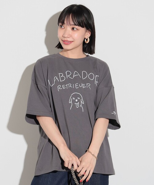 Labrador Retriever(ラブラドールリトリーバー)の「BEAMS HEART / Labrador Retriever 手書きドッグ Tシャツ(Tシャツ/カットソー・レディース・チャコールグレー/オフホワイト・FREE)」の2枚目の写真