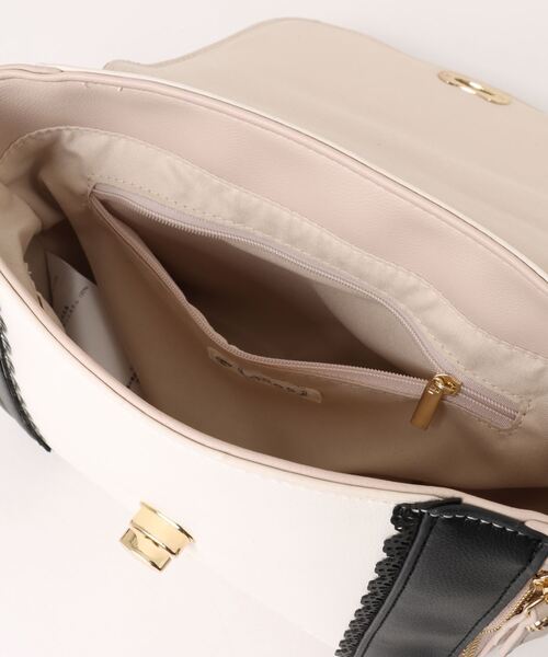 axes femme（アクシーズファム）の「フラップ配色デザインバッグ（ショルダーバッグ・レディース・ブラック/ベージュ・MEDIUM）」の13枚目の写真