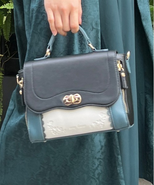 axes femme（アクシーズファム）の「フラップ配色デザインバッグ（ショルダーバッグ・レディース・ブラック/ベージュ・MEDIUM）」の2枚目の写真