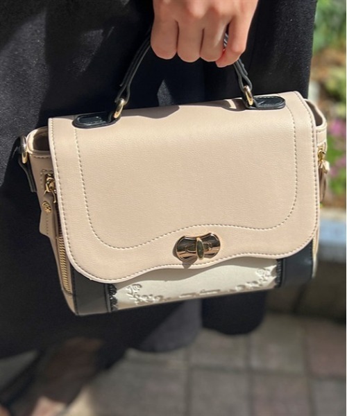 axes femme（アクシーズファム）の「フラップ配色デザインバッグ（ショルダーバッグ・レディース・ブラック/ベージュ・MEDIUM）」の10枚目の写真