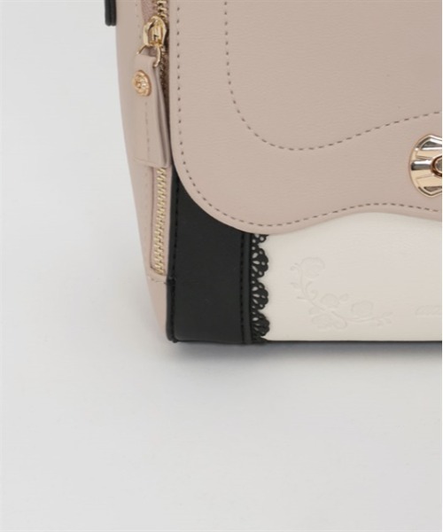 axes femme（アクシーズファム）の「フラップ配色デザインバッグ（ショルダーバッグ・レディース・ブラック/ベージュ・MEDIUM）」の5枚目の写真