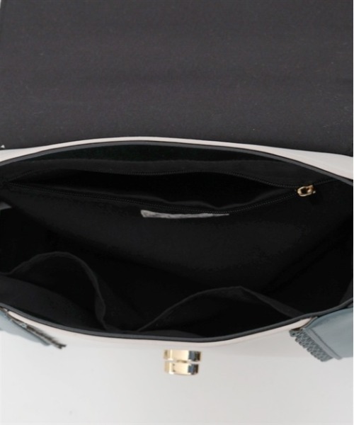 axes femme（アクシーズファム）の「フラップ配色デザインバッグ（ショルダーバッグ・レディース・ブラック/ベージュ・MEDIUM）」の17枚目の写真