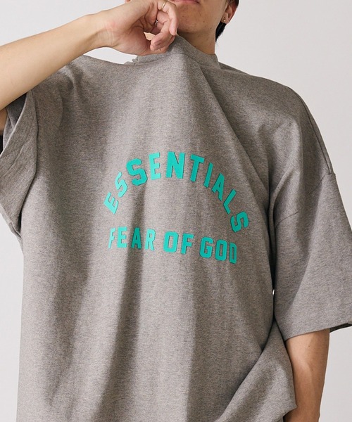 FOG ESSENTIALS（エフオージーエッセンシャルズ）の「FOG ESSENTIALS/エッセンシャルズ 24SS FRONT LOGO SS TEE 半袖Tシャツ  大きめサイズ ユニセックス（Tシャツ/カットソー・メンズ・オートミール/チャコール/サンドグレー/ライトイエロー/ブラック/グレー・M/L/S/XL）」の3枚目の写真
