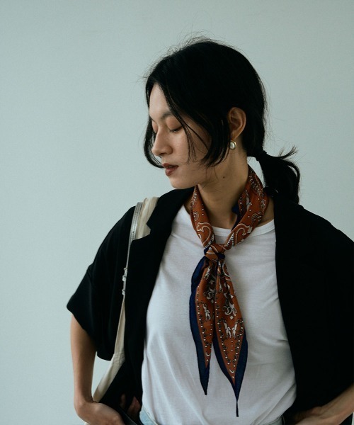 marjour（マージュール）の「BICOLOR PAISLEY SCARF（バンダナ/スカーフ・レディース・レンガ・FREE）」の4枚目の写真
