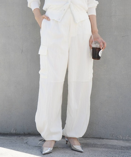 qualite（カリテ）の「パラシュートパンツ/カーゴパンツ（カーゴパンツ・レディース・ブラック/アイボリー/カーキ・38/36）」の2枚目の写真