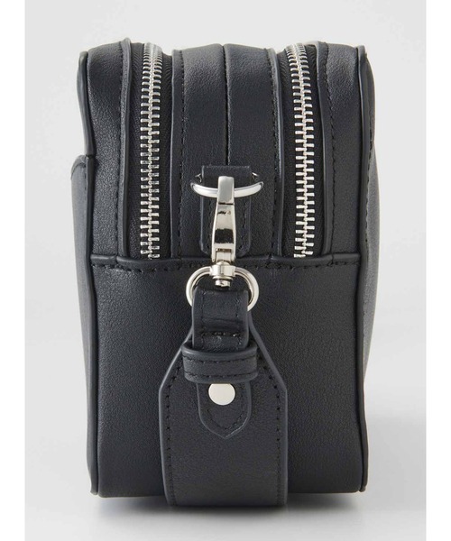 IEDIT（イディット）の「ＩＥＤＩＴ　ウェブマガジンｍｉーｍｏｌｌｅｔコラボ　３６５日持ちたい！　必要なものがきちんと入ってスタイリッシュなエブリデイポシェット〈ブラック〉（ショルダーバッグ・レディース・ブラック・ONE SIZE）」の3枚目の写真