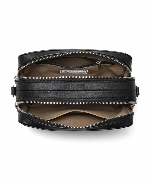 IEDIT（イディット）の「ＩＥＤＩＴ　ウェブマガジンｍｉーｍｏｌｌｅｔコラボ　３６５日持ちたい！　必要なものがきちんと入ってスタイリッシュなエブリデイポシェット〈ブラック〉（ショルダーバッグ・レディース・ブラック・ONE SIZE）」の2枚目の写真