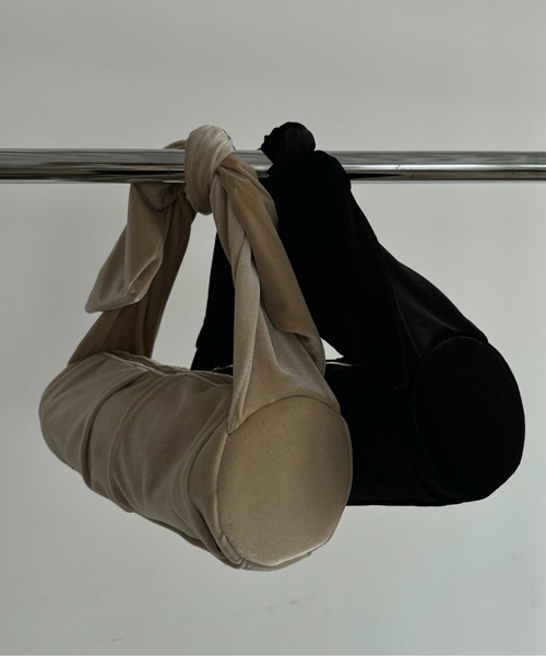 lawgy（ラウジー）の「cylindrical tie design handle bag / サリンドゥリカルタイデザインハンドバッグ（ハンドバッグ・レディース・ベージュ/ブラック・FREE）」の2枚目の写真