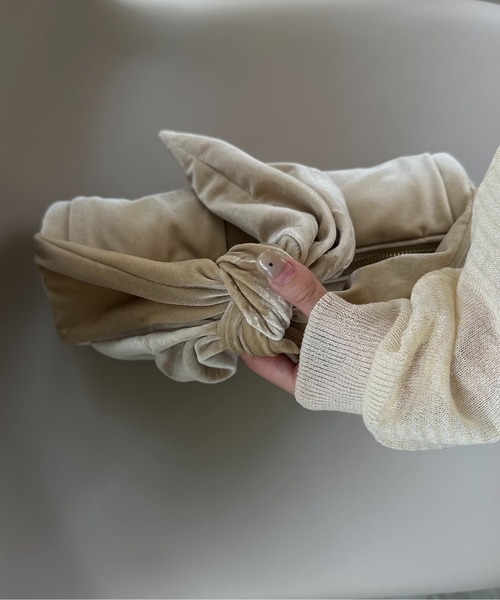 lawgy（ラウジー）の「cylindrical tie design handle bag / サリンドゥリカルタイデザインハンドバッグ（ハンドバッグ・レディース・ベージュ/ブラック・FREE）」の7枚目の写真