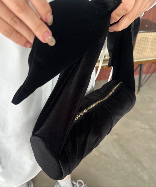 lawgy（ラウジー）の「cylindrical tie design handle bag / サリンドゥリカルタイデザインハンドバッグ（ハンドバッグ・レディース・ベージュ/ブラック・FREE）」の10枚目の写真