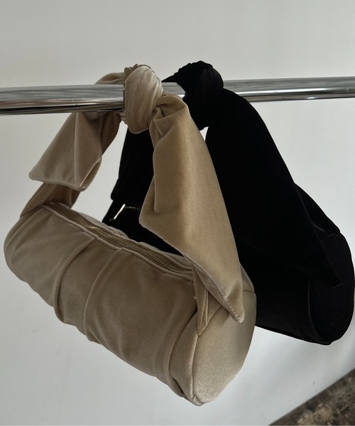 lawgy（ラウジー）の「cylindrical tie design handle bag / サリンドゥリカルタイデザインハンドバッグ（ハンドバッグ・レディース・ベージュ/ブラック・FREE）」の3枚目の写真