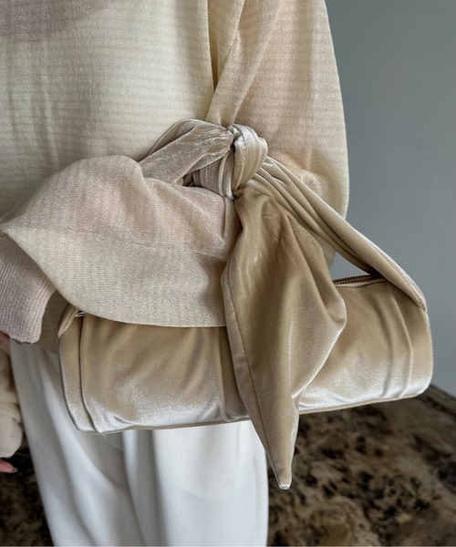 lawgy（ラウジー）の「cylindrical tie design handle bag / サリンドゥリカルタイデザインハンドバッグ（ハンドバッグ・レディース・ベージュ/ブラック・FREE）」の5枚目の写真