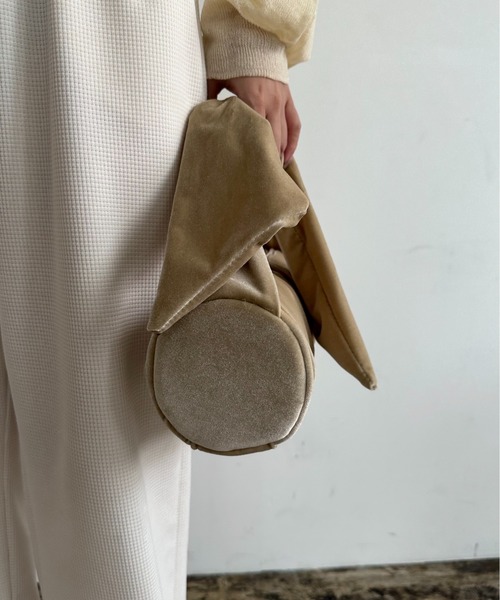 lawgy（ラウジー）の「cylindrical tie design handle bag / サリンドゥリカルタイデザインハンドバッグ（ハンドバッグ・レディース・ベージュ/ブラック・FREE）」の6枚目の写真