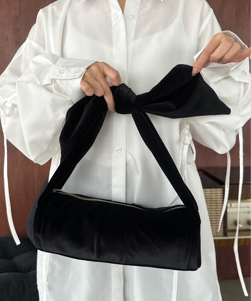 lawgy（ラウジー）の「cylindrical tie design handle bag / サリンドゥリカルタイデザインハンドバッグ（ハンドバッグ・レディース・ベージュ/ブラック・FREE）」の9枚目の写真