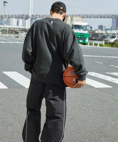 NBA(エヌビーエー)の「NBA/エヌビーエー 別注 ロゴ刺繍/プリント ヴィンテージライクビッグシルエットプルオーバースウェット(スウェット・メンズ・アッシュグレー/グレー系/ブラック/ブラウン系/ダークグレー・M/L)」の6枚目の写真