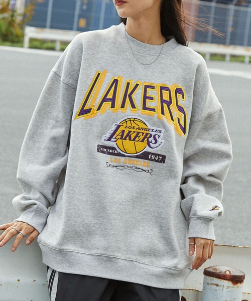 NBA(エヌビーエー)の「NBA/エヌビーエー 別注 ロゴ刺繍/プリント ヴィンテージライクビッグシルエットプルオーバースウェット(スウェット・メンズ・アッシュグレー/グレー系/ブラック/ブラウン系/ダークグレー・M/L)」の17枚目の写真