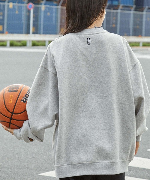 NBA(エヌビーエー)の「NBA/エヌビーエー 別注 ロゴ刺繍/プリント ヴィンテージライクビッグシルエットプルオーバースウェット(スウェット・メンズ・アッシュグレー/グレー系/ブラック/ブラウン系/ダークグレー・M/L)」の19枚目の写真